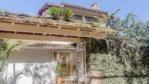 A two-story house with a tiled roof, a balcony with plants, and a number '309' on the front. - Aconchegante Loft Centro Hist Petrópolis ATO3091 (Petrópolis)