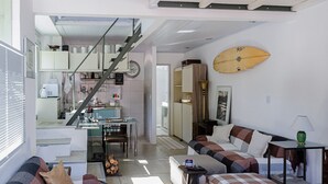 A compact living space with a kitchen, dining area, and a couch. - Aconchegante Loft Centro Hist Petrópolis ATO3091 (Petrópolis)