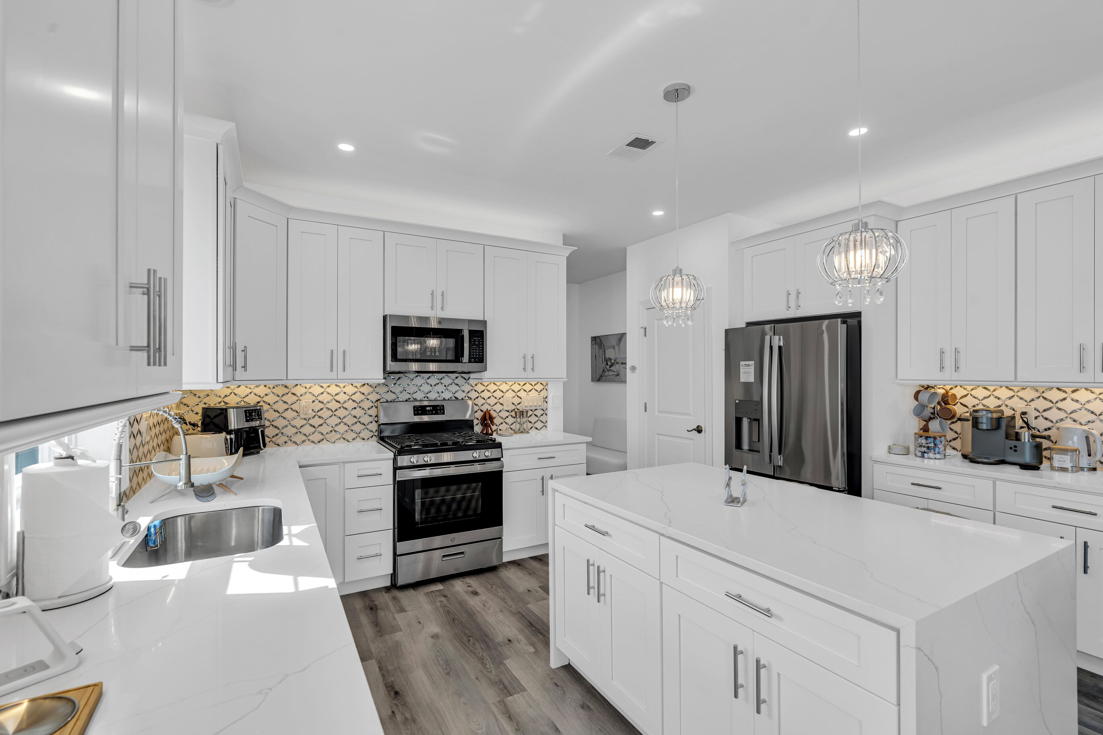 Een koelkast, een magnetron, een oven, een kookplaat