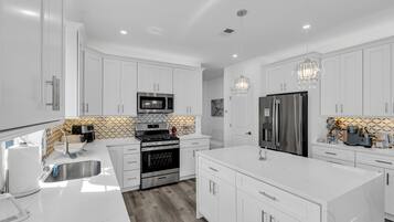 Refrigerador, microondas, horno, placa de cocina