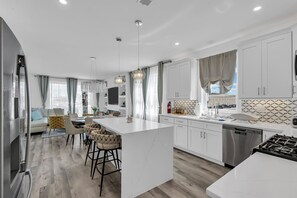 冷蔵庫、電子レンジ、オーブン、コンロ