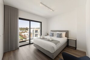 3 bedrooms, travel crib, internet, bed sheets
