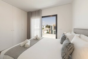 3 bedrooms, travel crib, internet, bed sheets