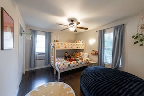 3 bedrooms, iron/ironing board, WiFi, bed sheets