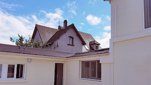 A building with a tiled courtyard, a door, and windows. - New studio with AC / free charging parking（NO.5） (Villemomble)