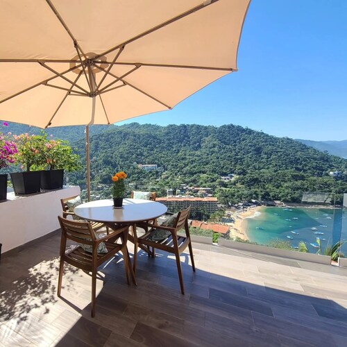 Charming 2-bedroom, 2 bath condo in Mismaloya with AC, remodeled kitchen & baths