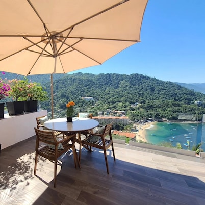 Charming 2-bedroom, 2 bath condo in Mismaloya with AC, remodeled kitchen & baths