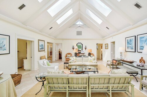 Charming Sea Island Cottage • Steps to Beach • Sleeps 10