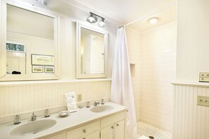 Shower, jetted bath, hair dryer, towels