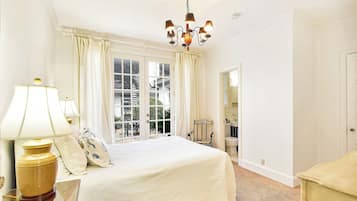 5 bedrooms, desk, iron/ironing board, free WiFi