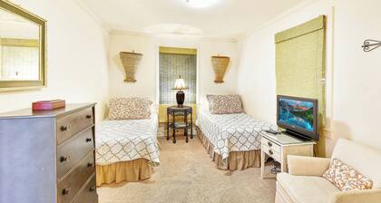 Charming Sea Island Cottage • Steps to Beach • Sleeps 10