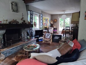 TV, fireplace