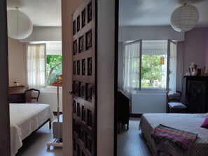 5 bedrooms, iron/ironing board, WiFi, bed sheets