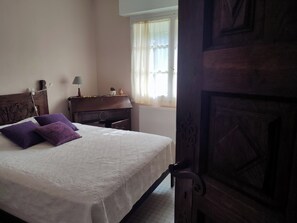 5 bedrooms, iron/ironing board, WiFi, bed sheets