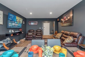 Living area - Lux 2BR Condo w/ King Beds DTWN (Atlanta)