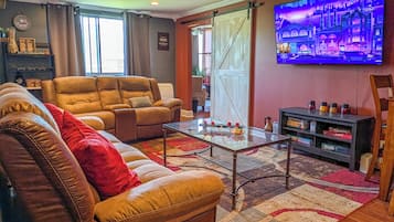 Comfort Condo, 2 Bedrooms, Non Smoking, Pool Access | Living area | 65-inch Smart TV with digital channels, Netflix, Hulu