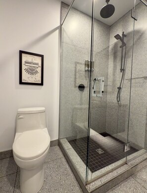 Een haardroger, handdoeken