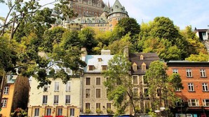 A historic building with a turret and a large, ornate entrance. - Elegant Loft in Downtown Québec City (Québec City)