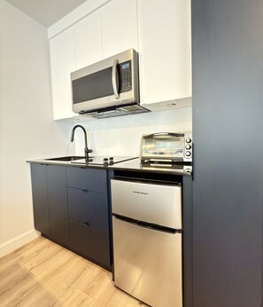 Mikrowelle, Wasserkocher mit Kaffee-/Teezubehör, Toaster