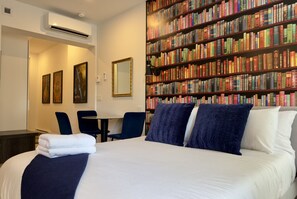 Desk, iron/ironing board, WiFi, bed sheets