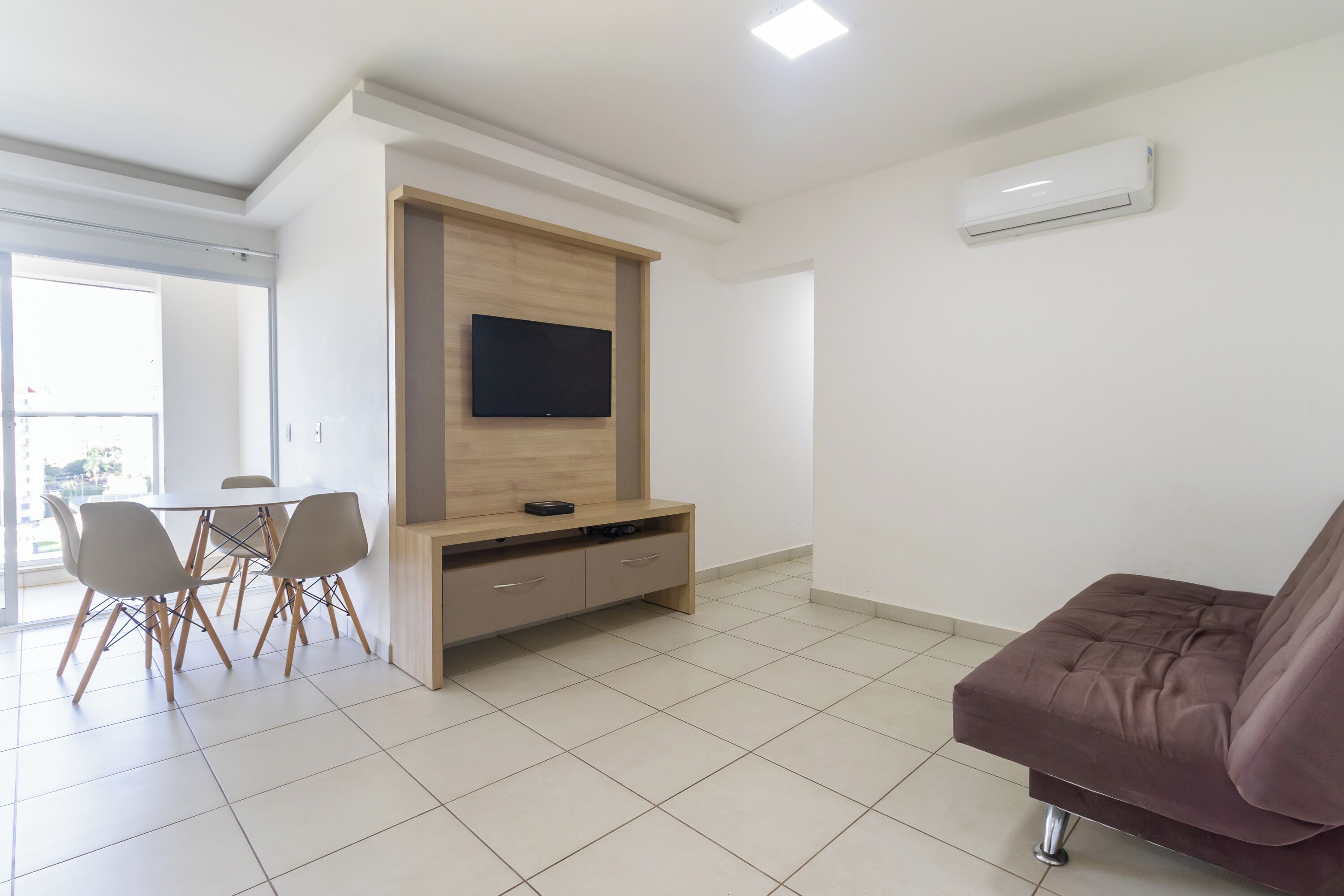 Apartamento básico | Área de estar | TV