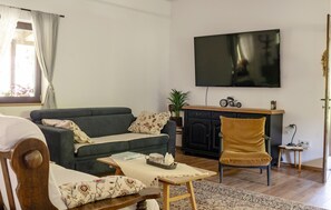Una Smart TV, una chimenea