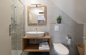Shower, hair dryer - Cozy home in Petrinja with house a panoramic view (Petrinja)