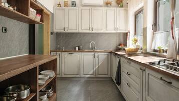 Frigorífico, horno, placa de cocina y lavavajillas