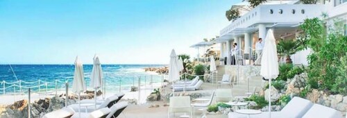 WALK TO THE OCEAN, stylish large 2BR with balcony