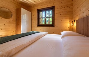 2 habitaciones, tabla de planchar con plancha y cuna de viaje