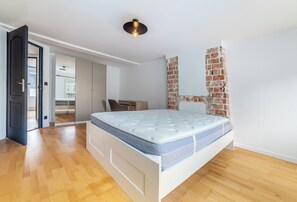 4 bedrooms, desk, iron/ironing board, free WiFi - Charming Triplex Hypercenter (Melun)