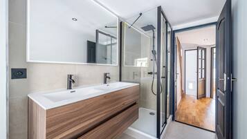 SĂšche-cheveux, serviettes fournies, savon, papier toilette