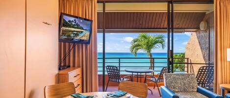 Classic-Apartment, 1 Schlafzimmer, Veranda, Meerblick | Wohnbereich | 36-Zoll-LCD-Fernseher mit Kabelempfang