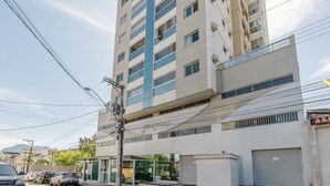 A multi-story building with a modern design, featuring balconies and large windows. - Apartment With Balcony 500m From the Beach Emz0504 (Guarapari)