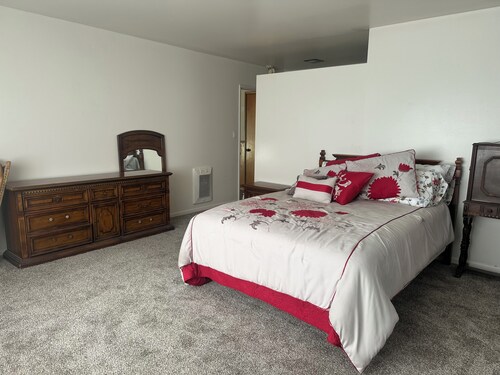 Spacious 3 bedroom in Carpinteria Foothills with fabulous ocean/mountain views.