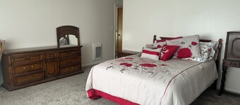 Spacious 3 bedroom in Carpinteria Foothills with fabulous ocean/mountain views.