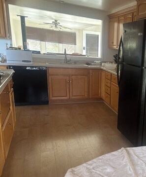 Micro-ondes, four, plaque de cuisson, lave-vaisselle