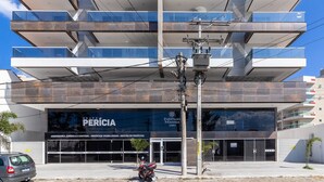 Un edificio moderno con varios balcones y una amplia fachada de vidrio.