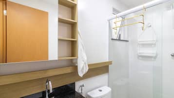 Apartamento básico | Banheiro | Produtos de toalete grátis