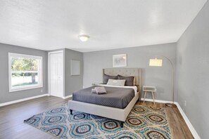 4 bedrooms, desk, iron/ironing board, free WiFi