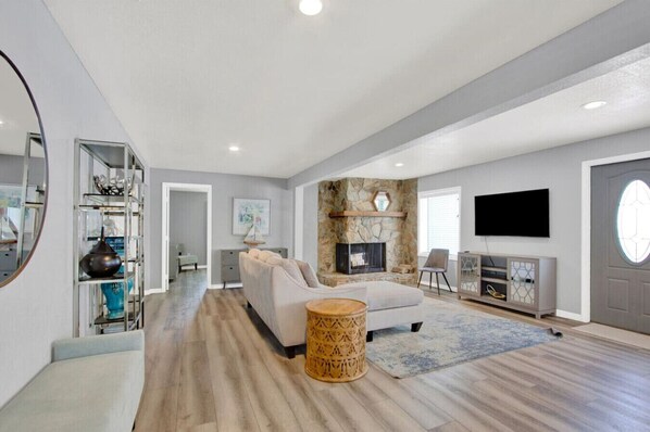 Smart TV, fireplace