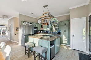 冰箱、微波炉、烤箱、炉灶