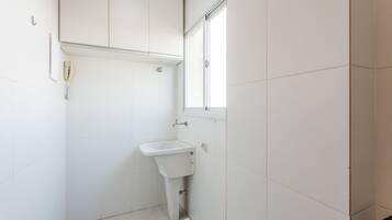 Basic Apartment | Bathroom