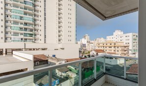 A high-rise building with multiple balconies and a view of the surrounding urban area. - Charming Apt Just 450m From the Beach Emm0202 (Guarapari)