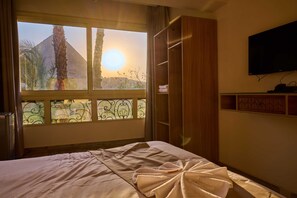 Deluxe Double Room, Golf View | Minibar, soundproofing, free WiFi, bed sheets - beit khufu hotel (Giza)