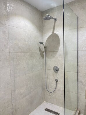 Standard Double Room | Bathroom | Shower, rainfall showerhead, free toiletries, hair dryer