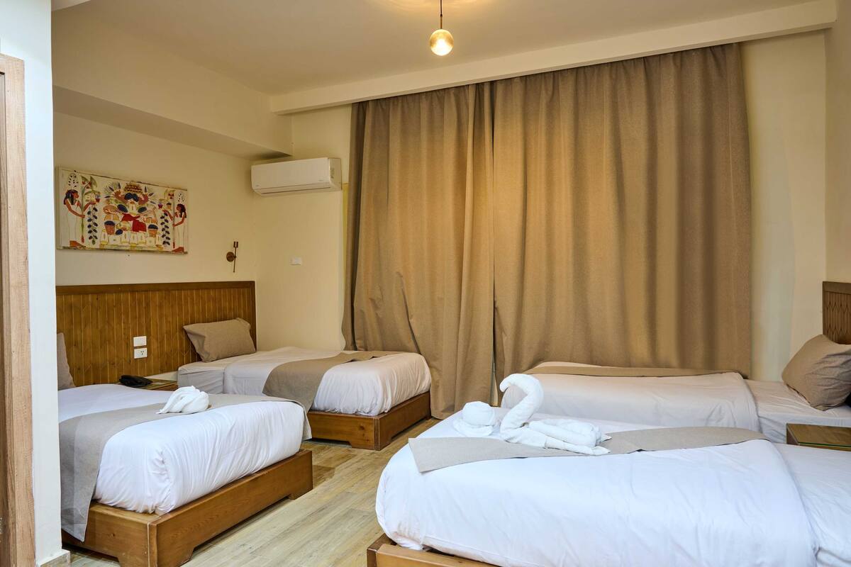 Habitación familiar | Minibar, sistema de insonorización, wifi gratis y ropa de cama
