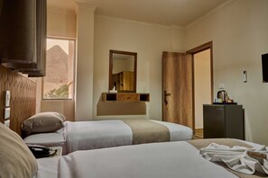 Habitación superior con 1 cama matrimonial o 2 individuales, vista a la montaña | Minibar, wifi gratis y ropa de cama 