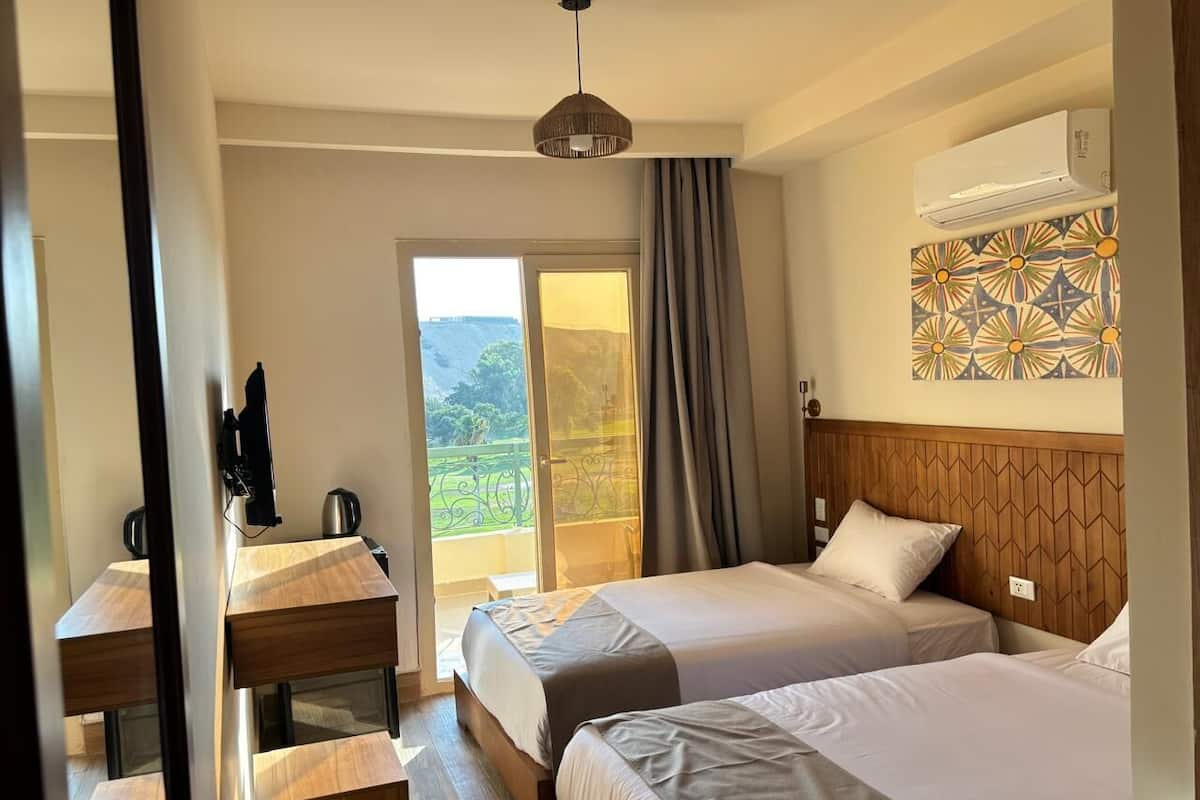 Deluxe Double Room, Golf View | Free WiFi