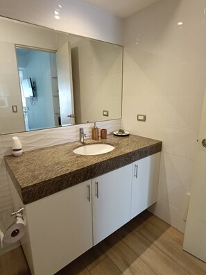 Hair dryer, towels, soap, toilet paper - Beautiful  loft in Barranco (Barranco)
